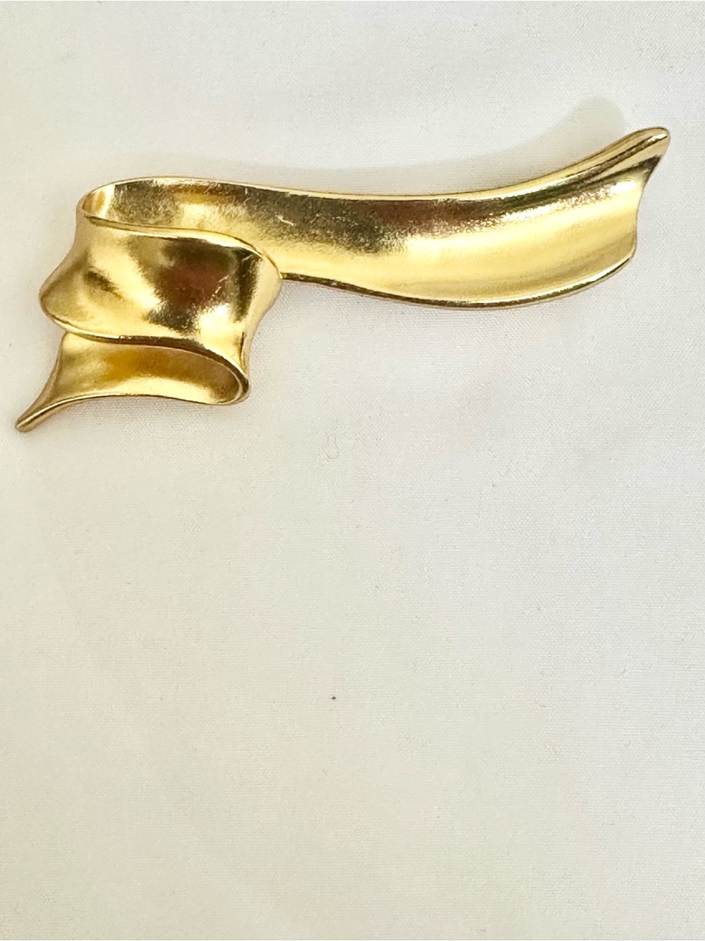 Vintage AVON Gold Plated Ribbon Style Brooch